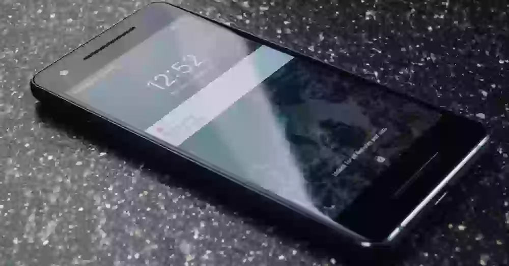 Google Pixel 3 XL показался на снимке. От выемки в его экране хочется плакать